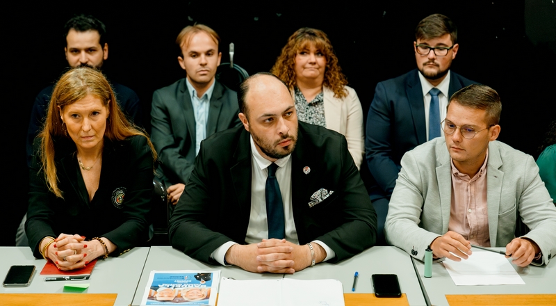 Le vieux bipartisme droite-gauche