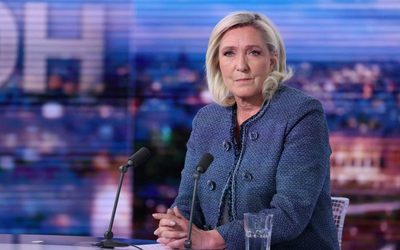 Marine Le Pen avec les victimes des incendies