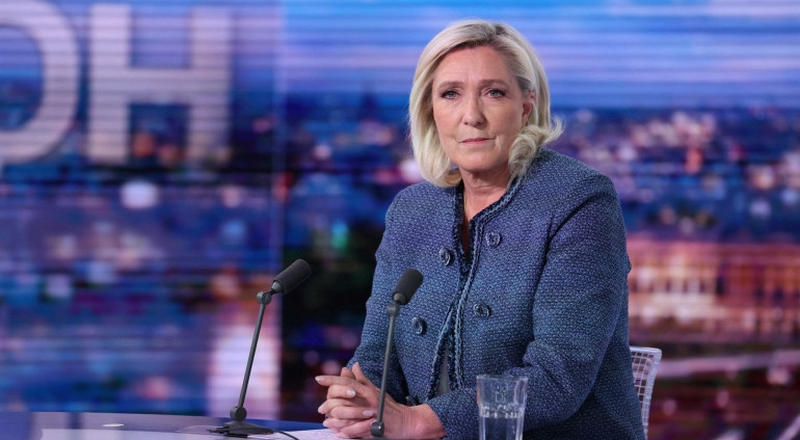 Marine Le Pen avec les victimes des incendies